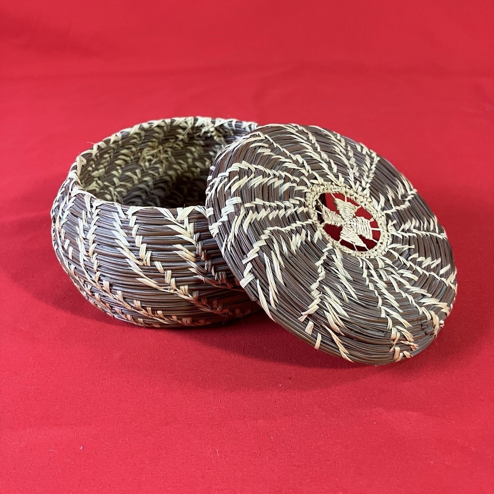 Vintage Handwoven Pine Needle Box with Lid / Handcrafted Coiled Basketry‎